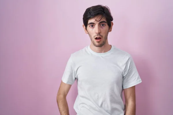 Mladý Hispánec Stojí Nad Růžovým Pozadím Šokovaném Obličeji Vypadá Skepticky — Stock fotografie
