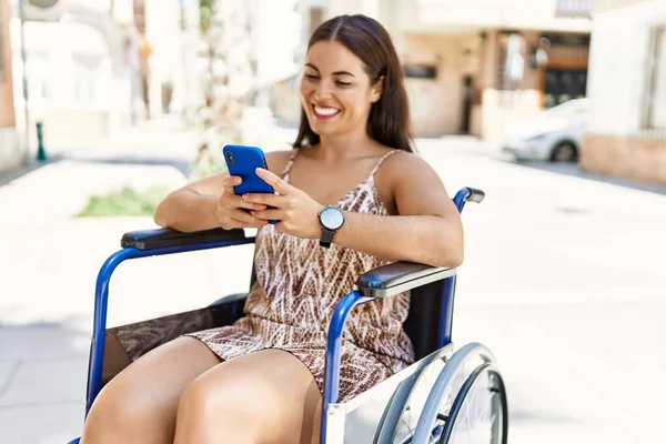 Genç Güzel Spanyol Kadın Akıllı Telefon Kullanıyor Sokakta Tekerlekli Sandalyede — Stok fotoğraf