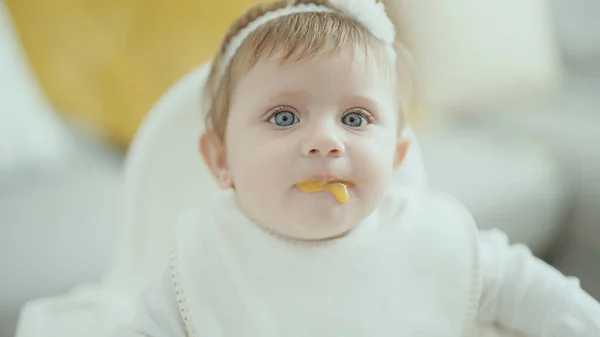 Αξιολάτρευτο Ξανθό Μωρό Κάθεται Καρεκλάκι Τρώει Στο Σπίτι — Φωτογραφία Αρχείου