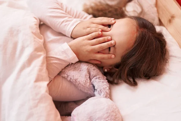 Sevimli Spanyol Kız Yatak Odasında Gözlerini Kapatıyor — Stok fotoğraf