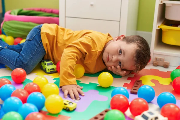 Liebenswerter Kaukasier Spielt Kindergarten Mit Bällen Die Auf Dem Boden — Stockfoto
