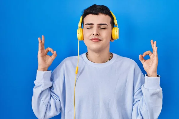 Icke Binär Person Lyssnar Musik Med Hörlurar Avslappnad Och Ler — Stockfoto