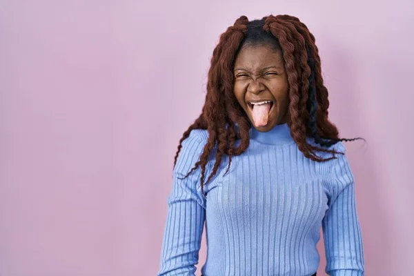 Pembe Arka Planda Dikilen Afrikalı Kadın Komik Bir Ifadeyle Dilini — Stok fotoğraf