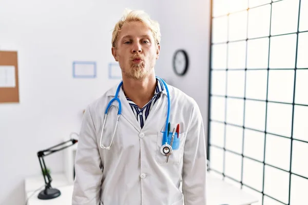 Młody Blondyn Mundurze Doktora Stetoskopie Klinice Patrzący Kamerę Całujący Się — Zdjęcie stockowe