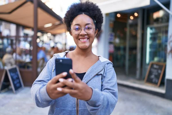 Mujer Afroamericana Sonriendo Confiada Usando Teléfono Inteligente Terraza Cafetería — Foto de Stock