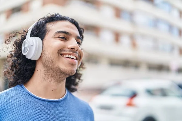 Young Latin Man Smiling Confident Listening Music Street — Stockfoto