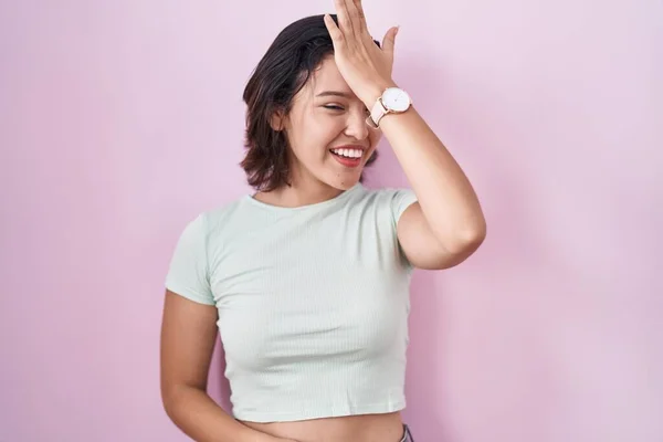 Hispanic Young Woman Standing Pink Background Surprised Hand Head Mistake — Stock Photo, Image