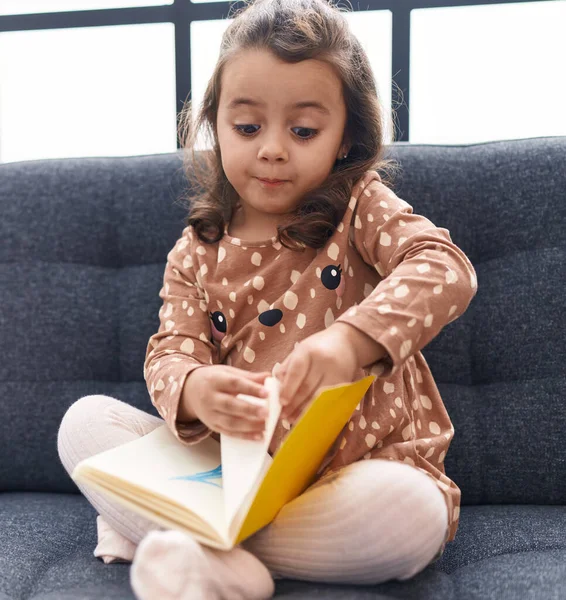 Imádnivaló Spanyol Lány Könyvet Olvas Otthon Kanapén Ülve — Stock Fotó