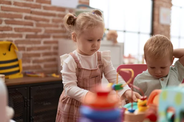 Liebenswert Mädchen Und Junge Spielen Mit Spielzeug Auf Tisch Kindergarten — Stockfoto