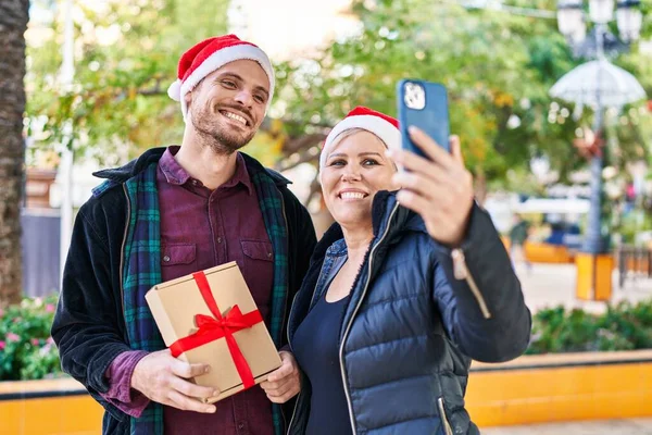 Mother Son Make Selfie Smartphone Holding Christmas Gift Park — Zdjęcie stockowe