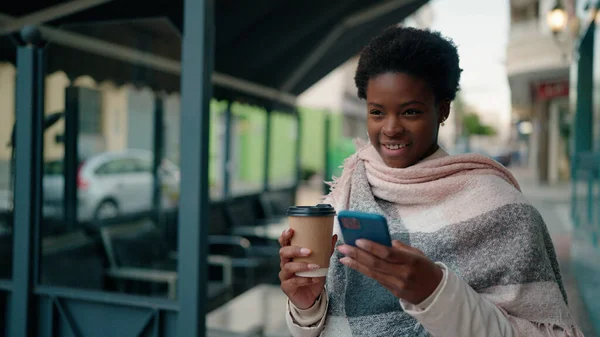 Genç Afrikalı Amerikalı Kadın Akıllı Telefon Kullanıyor Sokakta Kahve Içiyor — Stok fotoğraf