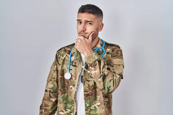 Young Hispanic Doctor Wearing Camouflage Army Uniform Thinking Concentrated Doubt — Photo