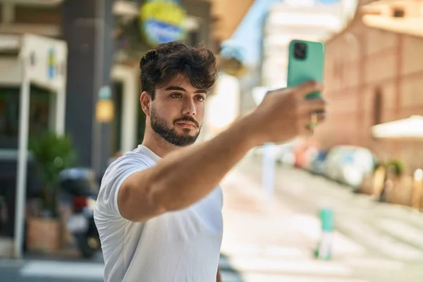 Young Hispanic Man Making Selfie Smartphone Street — Stock fotografie