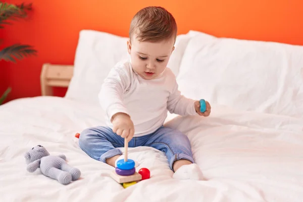 Adorável Bebê Caucasiano Brincando Com Brinquedos Sentados Cama Quarto — Fotografia de Stock