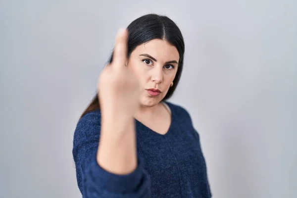 Young Brunette Woman Standing Isolated Background Showing Middle Finger Impolite — Photo