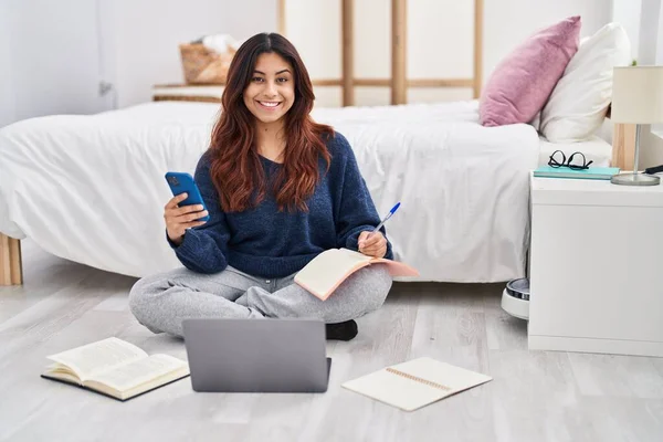 Young Hispanic Woman Sitting Floor Studying Bedroom — Stockfoto
