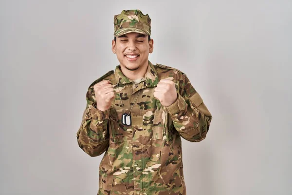 Mladý Arabský Muž Maskovací Armádní Uniformě Velmi Šťastný Vzrušený Dělá — Stock fotografie
