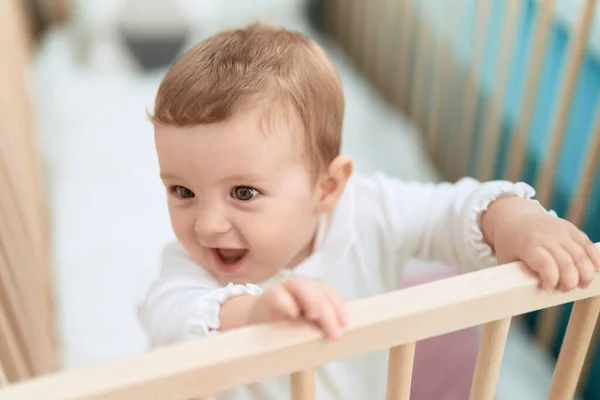 Bedårande Småbarn Ler Tryggt Stående Vaggan Sovrummet — Stockfoto