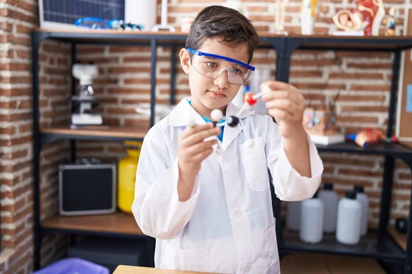 研究室の教室で分子を見ている愛らしいヒスパニック系の男の子 — ストック写真