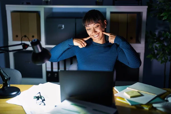 Young Beautiful Woman Working Office Night Smiling Cheerful Showing Pointing — Stockfoto