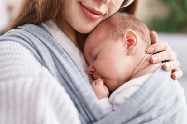 Anne Oğul Uyuyorlar Bebek Evde Duruyor — Stok fotoğraf