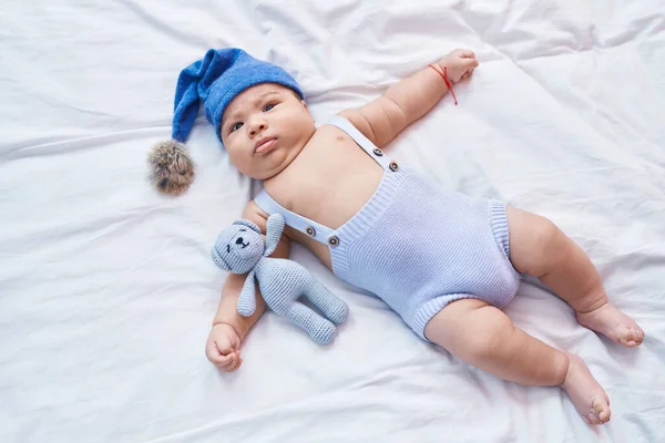 Yatak Odasında Yün Şapka Takan Sevimli Spanyol Bebek — Stok fotoğraf