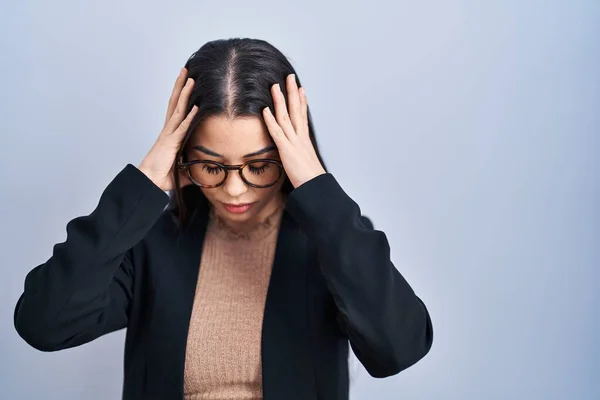 Young Brunette Woman Standing Blue Background Suffering Headache Desperate Stressed — Stock Photo, Image