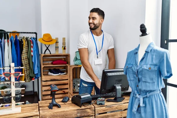 若いアラブ人の男店主は服店で自信を持って働く笑顔 — ストック写真