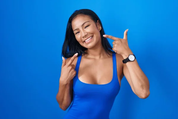 Hispanic Woman Standing Blue Background Smiling Cheerful Showing Pointing Fingers — Photo
