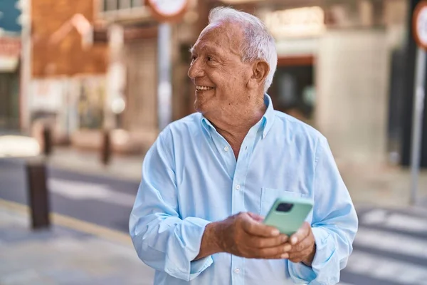 Homem Cabelos Grisalhos Sênior Sorrindo Confiante Usando Smartphone Rua — Fotografia de Stock