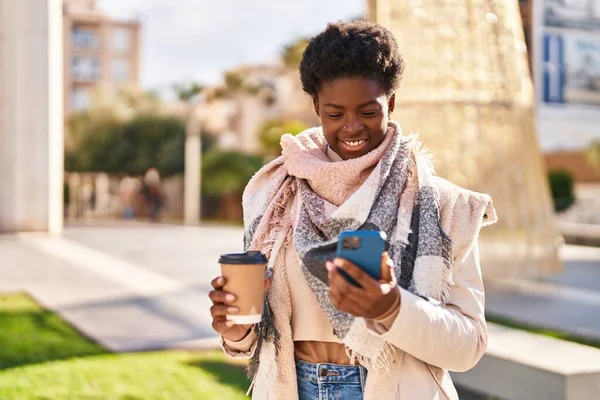 Afro Amerikalı Kadın Akıllı Telefon Kullanıyor Parkta Kahve Içiyor — Stok fotoğraf