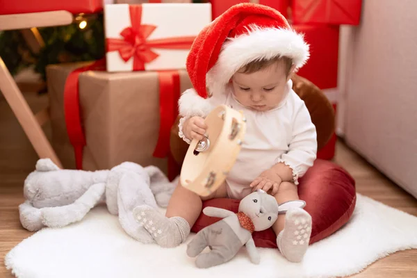 Adorável Criança Segurando Tamborim Sentado Chão Pelo Presente Natal Casa — Fotografia de Stock