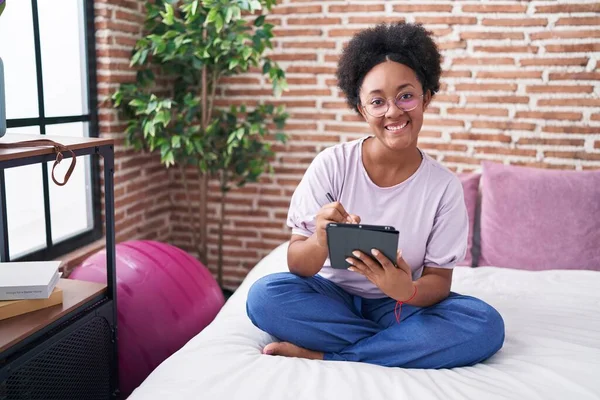 African American Woman Using Touchpad Sitting Bed Bedroom — Φωτογραφία Αρχείου