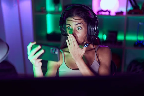 Young Brunette Woman Playing Video Games Smartphone Covering Mouth Hand — Foto de Stock