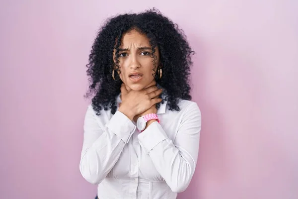 Hispanic Woman Curly Hair Standing Pink Background Shouting Suffocate Because — Stockfoto