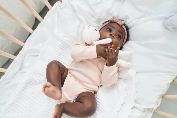 Αφρικανική Αμερικανική Μωρό Βρίσκεται Στην Κούνια Χαλαρή Έκφραση Στο Υπνοδωμάτιο — Φωτογραφία Αρχείου