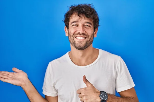 Hispanic Young Man Standing Blue Background Showing Palm Hand Doing — Stockfoto