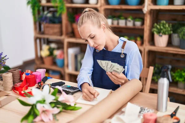 Joven Florista Rubia Contando Dólares Escribiendo Cuaderno Floristería —  Fotos de Stock