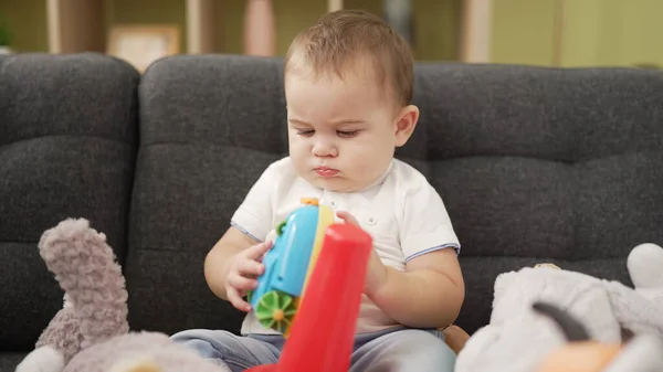 Liebenswertes Kleinkind Spielt Mit Spielzeug Das Hause Auf Dem Sofa — Stockfoto