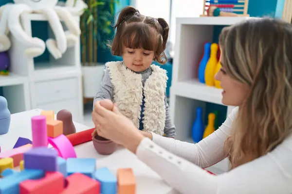 Lehrerin Und Kleinkind Spielen Kindergarten Mit Spielzeug Tisch — Stockfoto