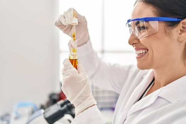 Young Beautiful Hispanic Woman Scientist Holding Liquid Laboratory — Stockfoto