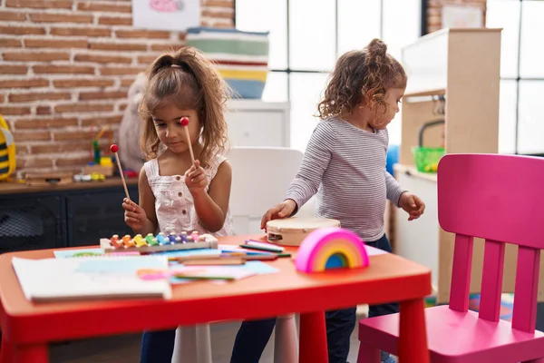 Zwei Kinder Spielen Xylophon Tisch Kindergarten — Stockfoto