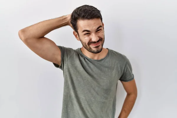 Mladý Hispánec Vousy Oblečený Neformální Tričku Bílém Pozadí Zmatený Přemýšlí — Stock fotografie