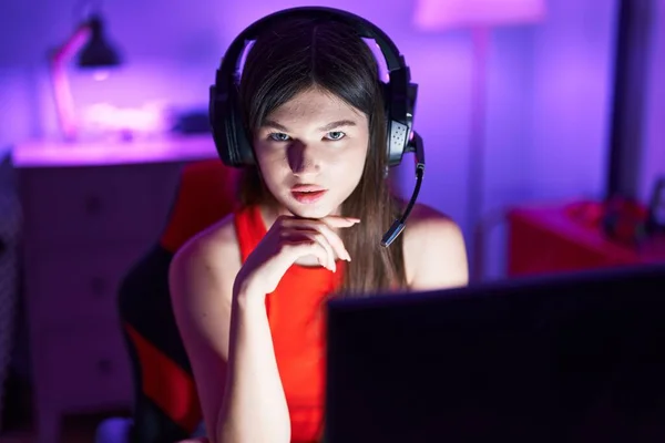 Young Caucasian Woman Streamer Sitting Table Serious Expression Gaming Room — Photo