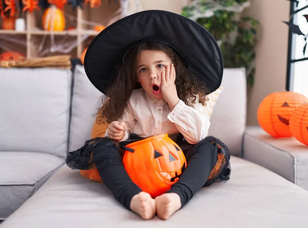 Adorável Menina Hispânica Vestindo Traje Halloween Sentado Sofá Com Expressão — Fotografia de Stock
