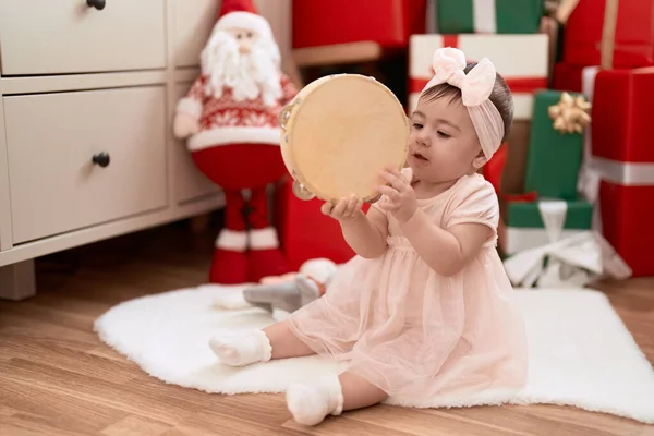 Bedårande Barn Spelar Tamburin Sitter Golvet Julklapp Hemma — Stockfoto
