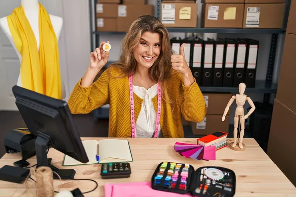 Young Woman Manikin Small Business Holding Bitcoin Smiling Happy Positive — Stock Photo, Image