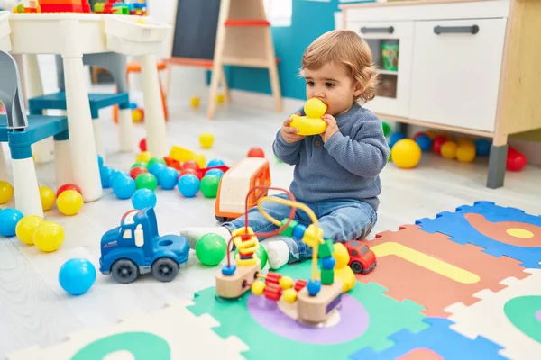 Adorável Hispânico Criança Chupando Pato Brinquedo Sentado Chão Jardim Infância — Fotografia de Stock
