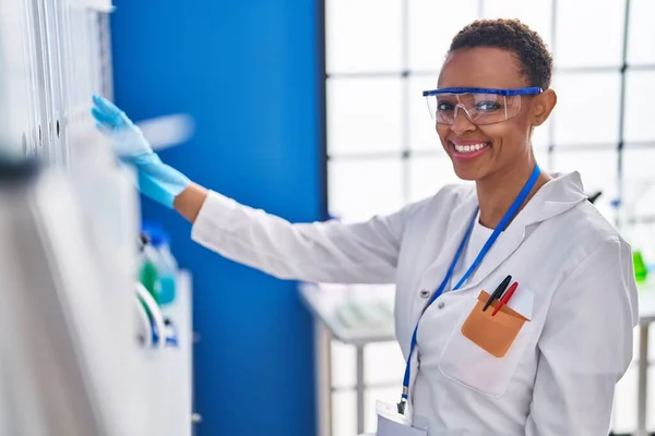 Afrikanische Wissenschaftlerin Lächelt Selbstbewusst Labor — Stockfoto