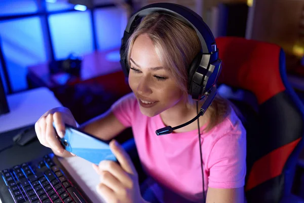 Joven Mujer Rubia Streamer Jugando Videojuegos Con Teléfono Inteligente Sala — Foto de Stock